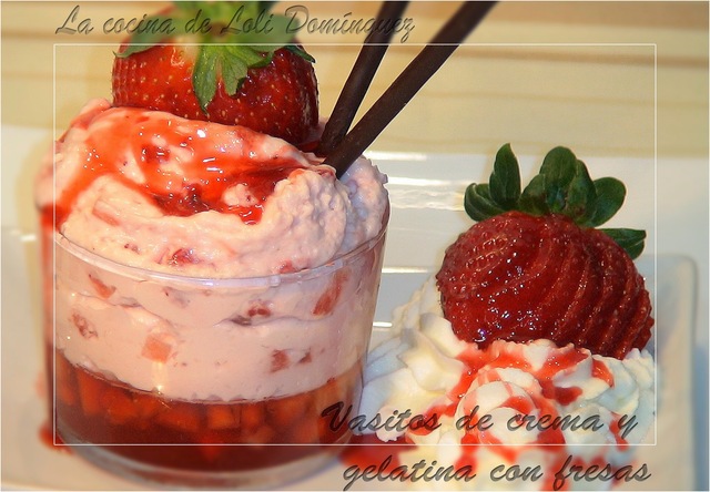 Vasitos de crema y gelatina con fresas