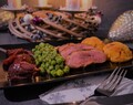 Glasierte Entenbrust mit Portweinschalotten, Nussbuttererbsen und Süßkartoffelkroketten – Vierter Advent