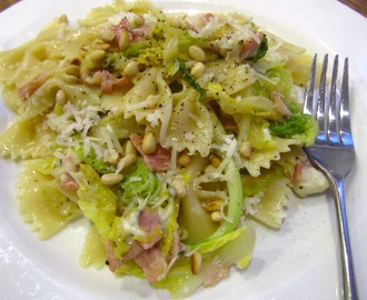 Pasta with savoy cabbage, bacon, thyme and mozzarella