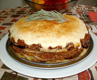 Musaka o moussaka (pastel de berenjenas con patatas y carne)