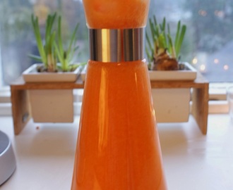 Friskpresset juice på gulerod, appelsin, ingefær og æbler
