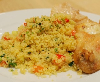 Ovnbagt hel kylling på couscous med krydderurter og andet grønt