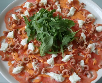 Carpaccio van coeur de boeuf tomaten met grijze garnalen en mozzarella