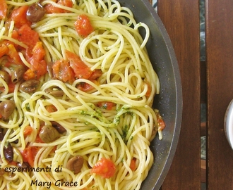 Spaghetti con Pomodori Piccadilly e Olive Taggiasche profumati al Pesto. Night & Day.
