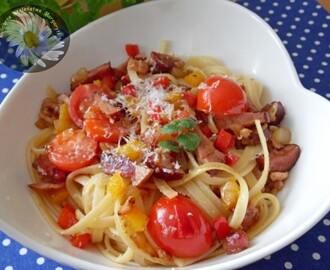 Makaron z szynką, chorizo, papryką i pomidorkami