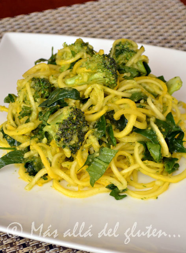Espaguetis de Zucchini con Espinaca y Brócoli (Receta SCD, GFCFSF, Vegana, RAW)
