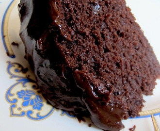 Byens aller saftigste sjokoladekake med en frekk rømme/sjokoladeglasur.