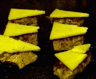 Manchego-gratinert svinemedaljong med bakte søtpotet-skiver