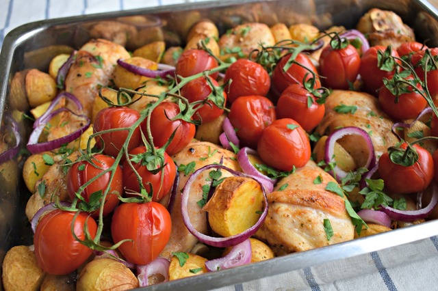 kruidige ovenschotel met kip, krieltjes en tomaten