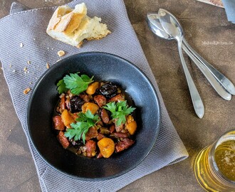 Würziger Eintopf mit Chorizo, Auberginen, Aprikosen & Mandeln