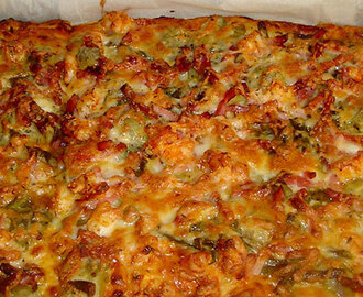 Pizza vegetariana de alcachofas, espárragos y langostinos