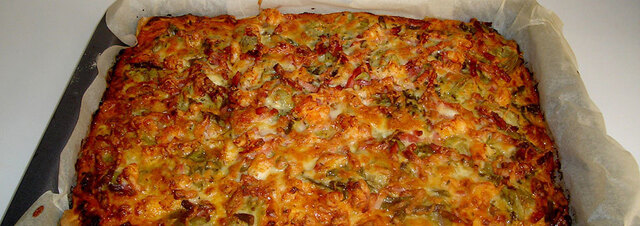 Pizza vegetariana de alcachofas, espárragos y langostinos