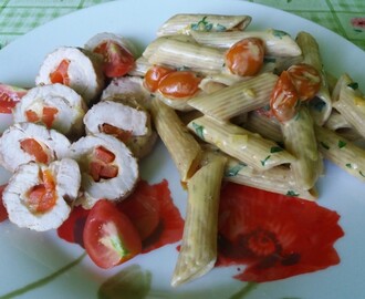 Roladki schabowe z papryką w sosie śmietanowym z pomidorkami koktajlowymi i makaronem
