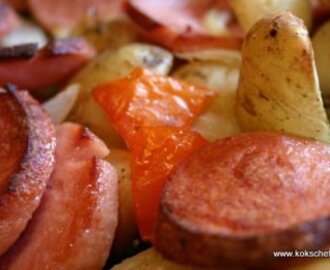 Ugnsbakad falukorv med potatis, lök och tomat serverad med en läcker fetaostkräm med basilika