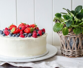17. Mai kake med Créme Fraiche og friske bær
