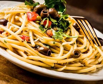 Spaghetti z pomidorami i oliwkami