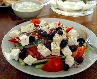 Ensalada griega con salsa de yogur