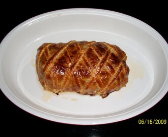 Llom de porc embolicat de pasta de full amb salsa bearnesa