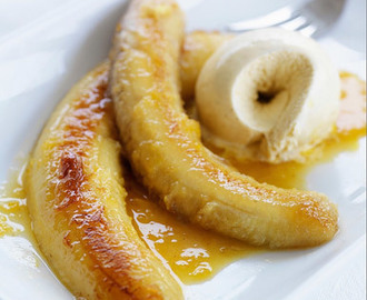 Stekta bananer med råsocker och glass