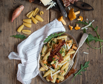 Makaron Castellane Parmigiane z kurkami, rukolą i chipsami z boczku