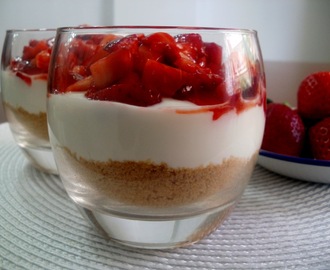 Trifle de fresas con yogurt griego