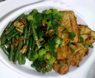 Filete de pescado empanado con brocolis y vainas
