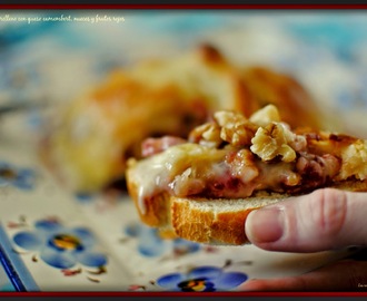 Hojaldre relleno con queso camembert, nueces y frutos rojos.
