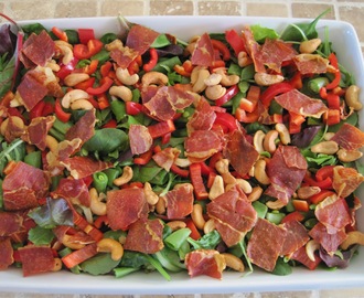 Salat med ristet serranoskinke og cashewnødder