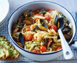 Seafood pasta with garlic bread