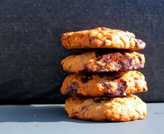 Peanutbutter cookies med lys og mørk chokolade