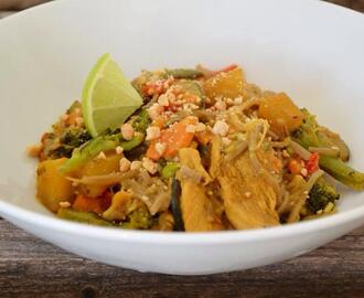 Thaiwok med kylling, sød kartoffel, nudler og umami