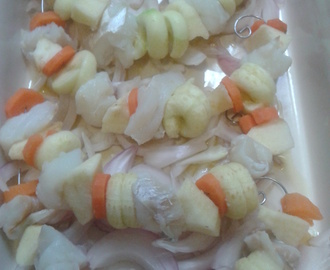 Broquetes de bacallà amb poma i verdures, amb aroma d’all i nou moscada