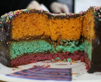 Torta de cumpleaños tricolor con cobertura de chocolate
