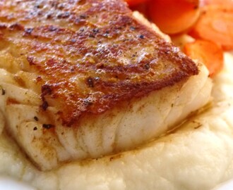 Stekt torsk med blomkålpurè og bakte gulrøtter