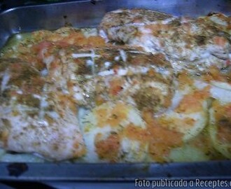 Pit de pollastre al forn amb patates, ceba i tomàquet