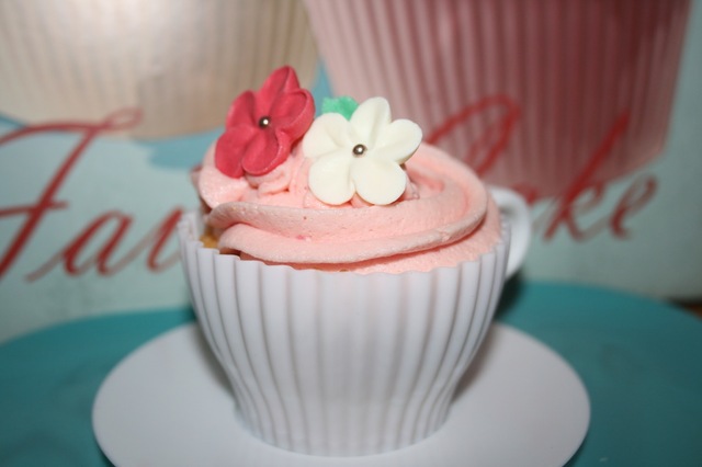 Vanilla cupcakes med jordbær mousse topping fra Dr Oetker