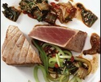 Gebakken tonijn met gemarineerde komkommer en pikante paksoi