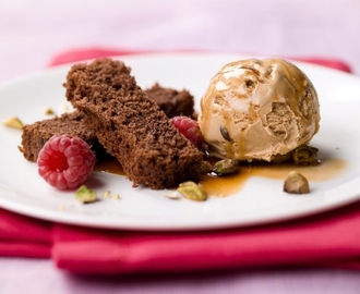 Chocoladecake met koffie-ijs, siroop en pistaches