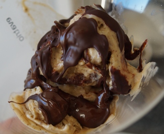 Sund cremet Peanut butter / karamel iskugler med chokoladegitter