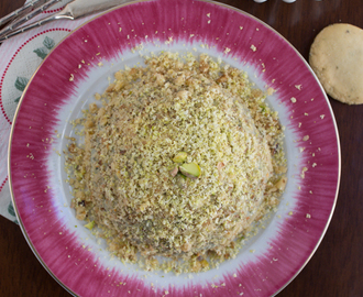 Semiesfera de queso con nueces y pistachos