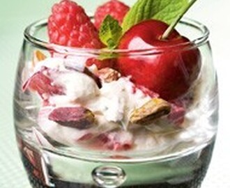 Rode vruchten met Griekse yoghurt en pistaches