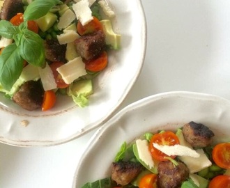 Salat med krydrede kødboller af farsen fra en medisterpølse