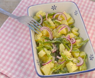 Aardappelsalade met sperziebonen en rode ui