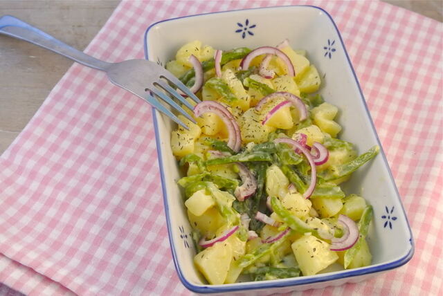 Aardappelsalade met sperziebonen en rode ui