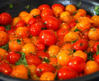Geroosterde tomaatjes uit de hapjespan met knoflook en verse kruiden