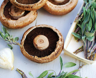 Cogumelos Portobello recheados com ricotta e presunto