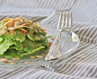 Ravioloni ricotta e spinaci con crema di broccoli piccante e mandorle