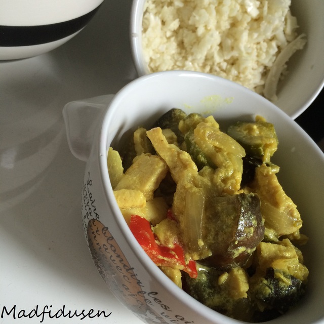 Kyllinge-karry wok m. grove grøntsager og kokosmælk