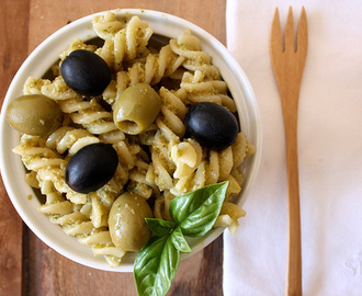 Pasta fredda con pesto di olive e basilico