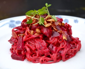 Bønnespaghetti med rødbede og timian i “flødesauce”
